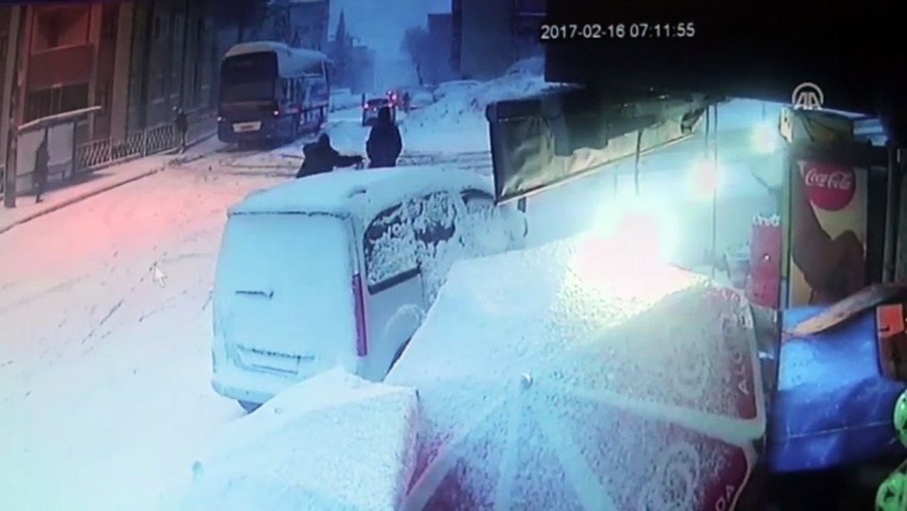 Trabzon'da otobüsün çarptığı yaya korkuluklardan düştü