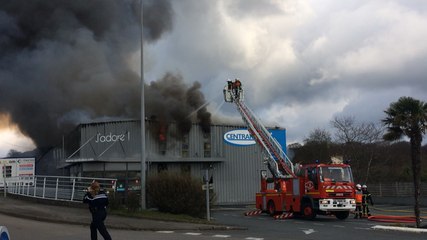 Un incendie détruit le magasin Centrakor à Bréhuel