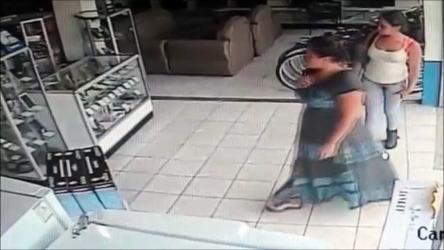 Regardez ce que cette femme embarque sous sa robe...