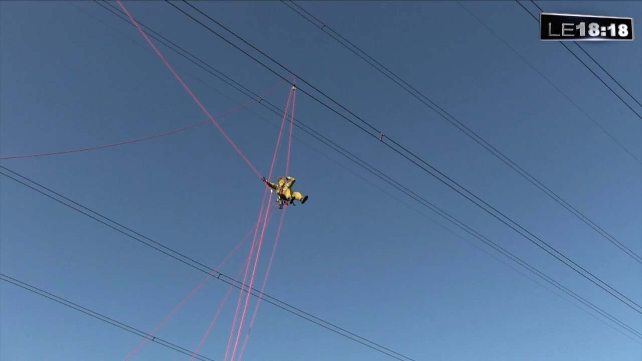 Le 18:18 : les images vertigineuses de ces techniciens perchés sur des lignes électriques de 400 000 volts