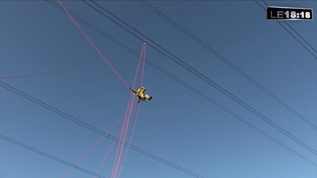 Le 18:18 : les images vertigineuses de ces techniciens perchés sur des lignes électriques de 400 000 volts