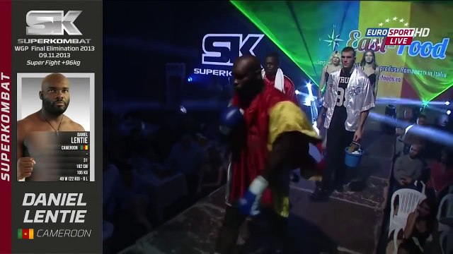 ”A măturat pe jos cu el” Moroșanu A FĂCUT RAVAGII în RINGUL DE BOX cu NEGRUL ĂSTA musculos! Meciul ăsta a scris ISTORIA