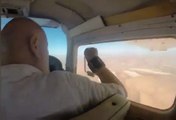 Uçağın camını açıp fotograf çekmek isteyen adam