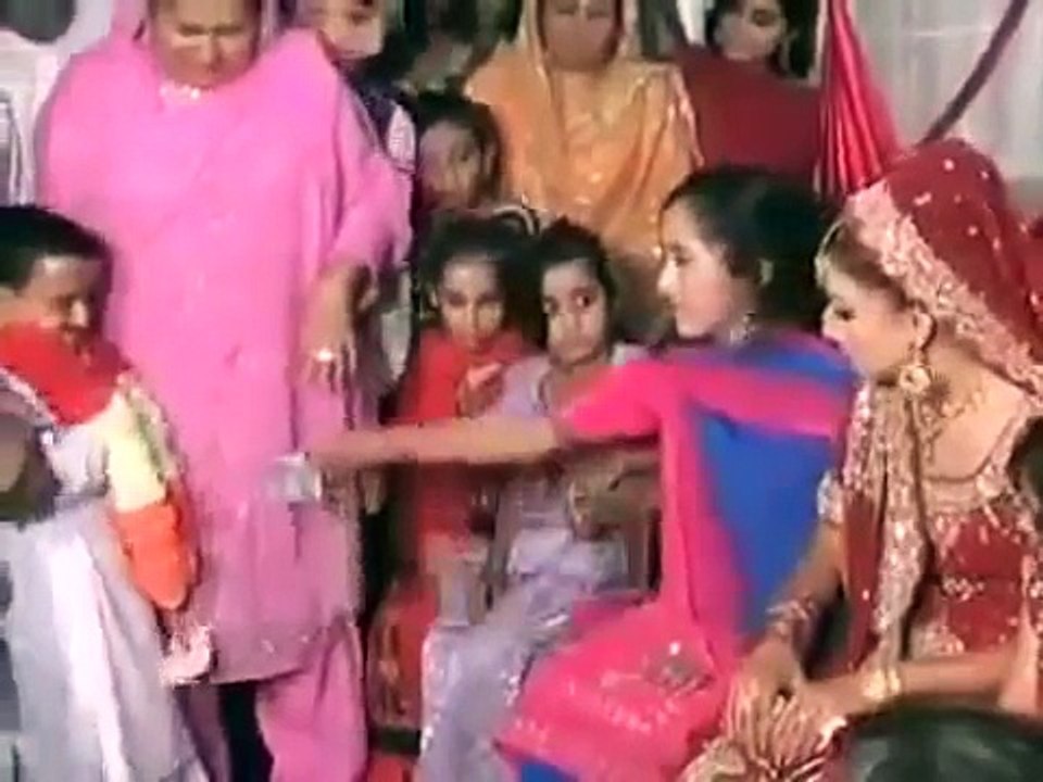 beautiful girl married a Dwarf - whatsapp india most viral video 2017