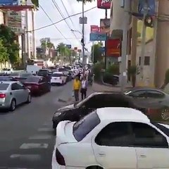 لم يحترم قانون الطرقات فمروا فوق سيارته