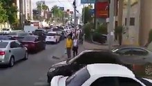 لم يحترم قانون الطرقات فمروا فوق سيارته