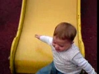 Zoé fait du toboggan