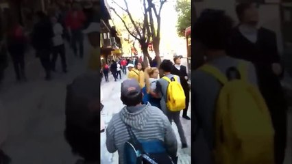 ROBA un CELULAR, la DESCUBREN y se lo QUITAN A GOLPES!