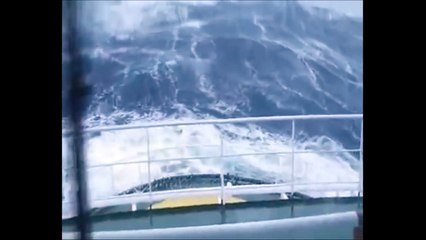 Barco mercante enfrentado a una ola de 10 metros