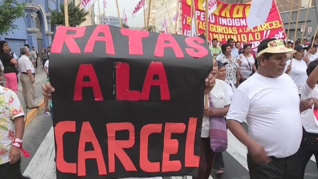 Miles de personas protestan en Lima contra caso de corrupción de Odebrecht