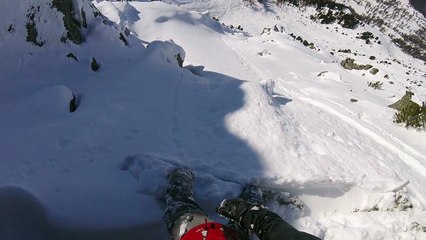 Un snowboardeur pris dans une avalanche massive !