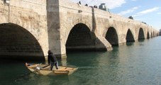 Adana'da Bir Genç, Köprüden Nehre Düşen Kadını Kayıkla Kurtardı