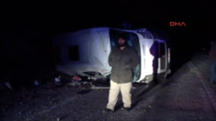 Çanakkale Mültecileri Taşıyan Minibüs Devrildi 7 Yaralı