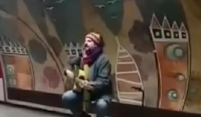 Çelik, Taksim metrosunda şarkı söyledi