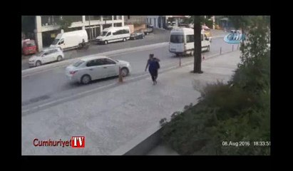 Trafik magandası motosikletliye göz göre göre böyle çarptı
