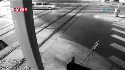 Hızla gelen tren minibüsü biçti