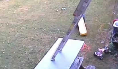 Merdiveni masanın üzerine koydu, kaza kaçınılmaz oldu