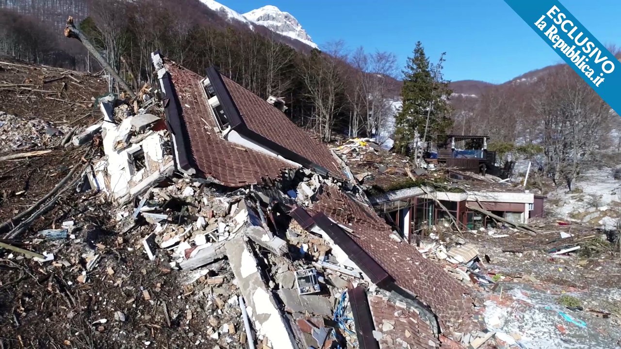 L'hotel dévasté par une avalanche en Italie filmé par un drone un mois après le drame