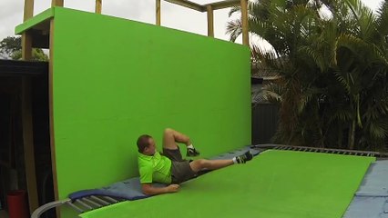 Il se casse le pied en faisant du trampoline