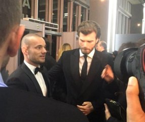 Ödül töreninde Kıvanç'tan Eşi Başak Dizer'e Frikik Önlemi