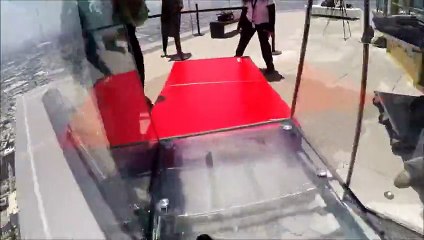 Êtes-vous prêtes à affronter un toboggan en verre de 300 mètres d’altitude situé à Los Angeles ? C’est impressionnant…