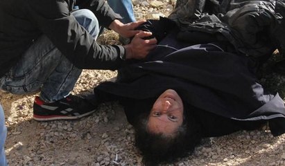 Köprüden nehre düşen kadını kurtardı, elini bir an olsun bırakmadı