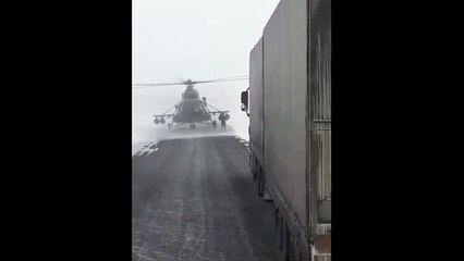 Un pilote d’hélicoptère se pose pour demander son chemin