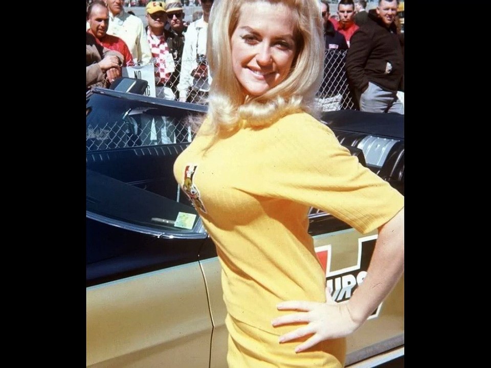 Compilation vintage de femmes qui aiment les voitures [20 photos]