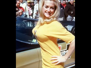 Compilation vintage de femmes qui aiment les voitures [20 photos]