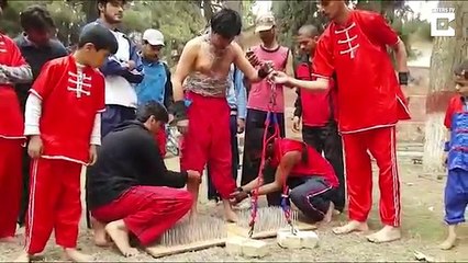 Ce fakir soulève des briques avec ses paupières et se fait rouler dessus par une voiture