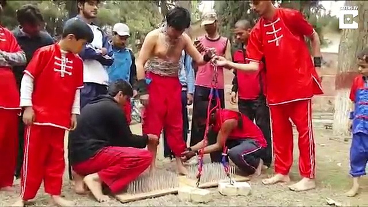 Ce fakir soulève des briques avec ses paupières et se fait rouler dessus par une voiture