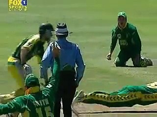 AB DeVilliers runs out Katich