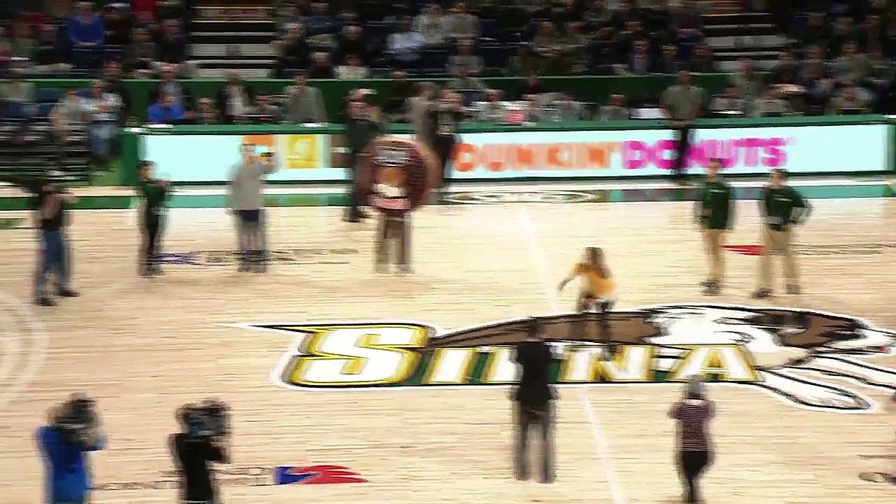 Elle marque du milieu du terrain puis se fait demander en mariage