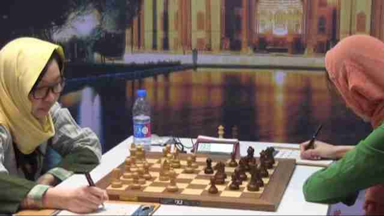 Jugar al ajedrez con el hiyab