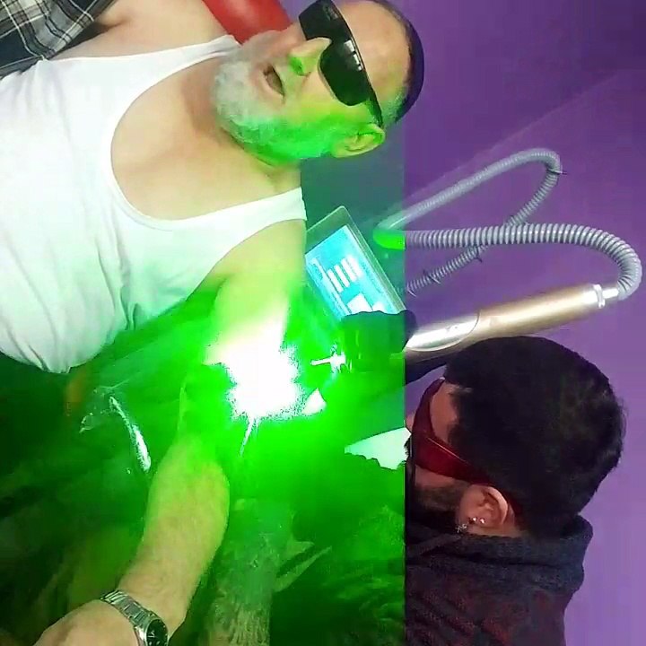 Dövme Silerken İlahi Okuyan Amca