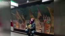 Şarkıcı Çelik Taksim metrosu'nda böyle şarkı söyledi