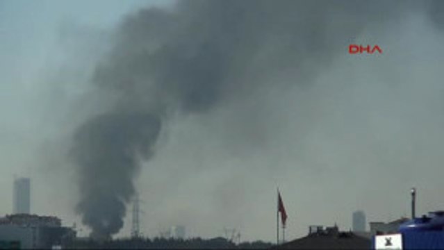 Ataşehir'de Alev Alev Yanan Bina Mahalleliyi Sokağa Döktü