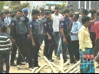 বকেয়া বেতনের দাবিতে সাভারে কারখানার শ্রমিকদের বিক্ষোভ