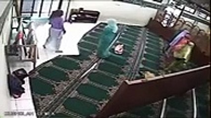 CCTV Caught Woman  Stealing in Mosque