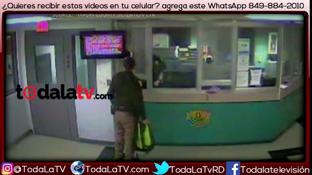 Dos policias se enfrentan ante la mirada de reclusos-Video