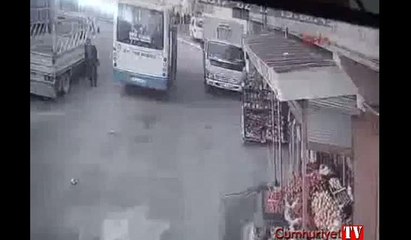 Halk midibüsünün çarptığı çocuk öldü, kaza anı kamerada