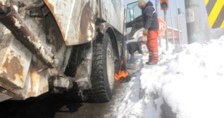 Ağrı'da Kırmızı Işıkta Duran Aracın Yakıt Deposu Dondu