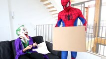 Paseos del perro de Spiderman Cachorro vs Joker Botón Broma Divertida de Superhéroes de los Niños En la Vida Real En 4K