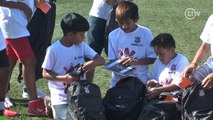 Crianças recebem kit escolar de jogadores do Corinthians no CT