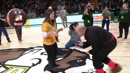 Un magnifique tir du milieu du terrain...Et une demande en mariage !
