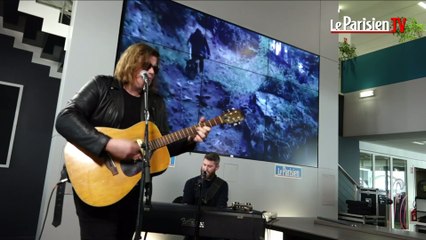 Rover chante « Some needs » en live au Parisien