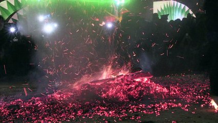 Dança com fogo para exorcizar demônios no Vietnã