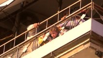 Kocaeli - Başı Balkon Demirlerine Sıkışan Çocuğu Itfaiye Kurtardı