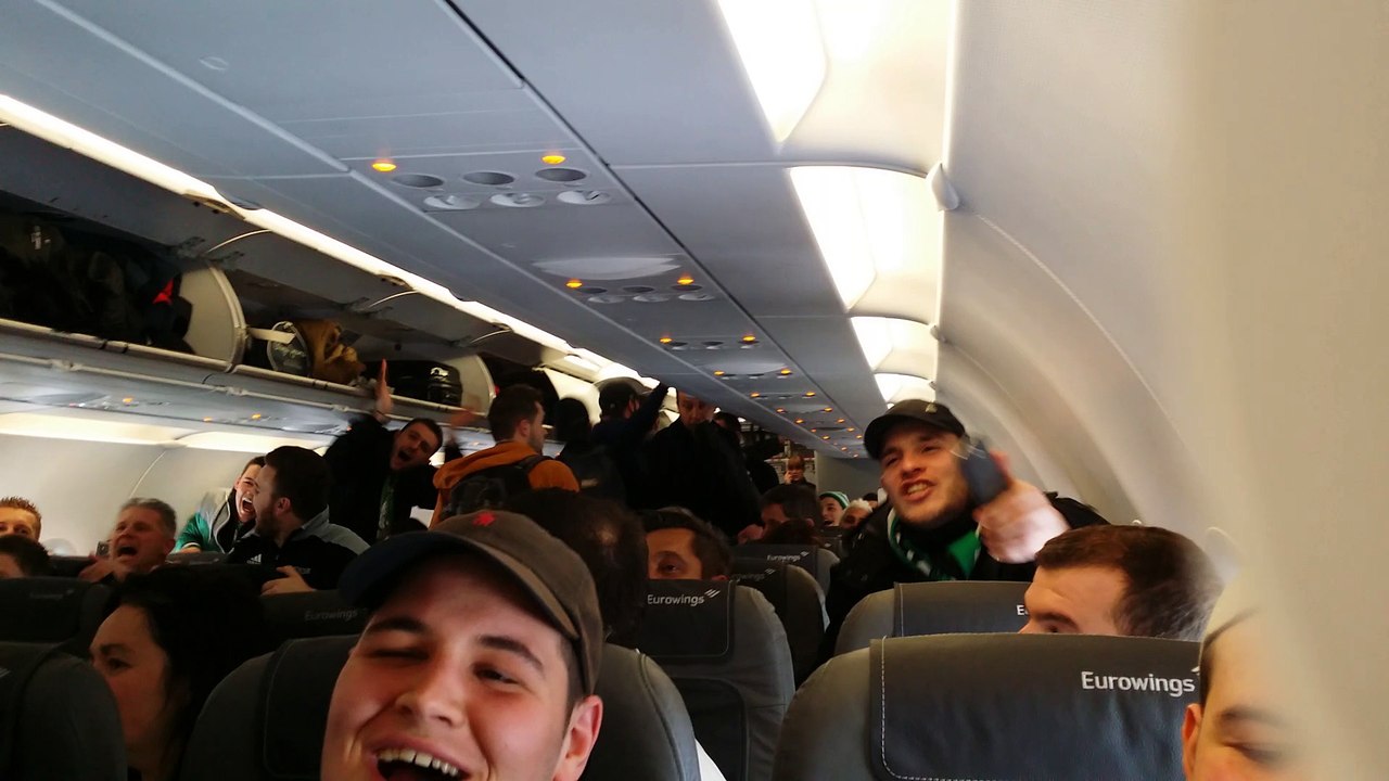 Chants des supporters de l'ASSE dans l'avion