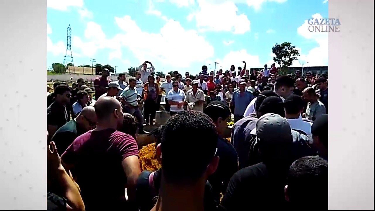 Colegas prestam homenagem emocionante a PM morto